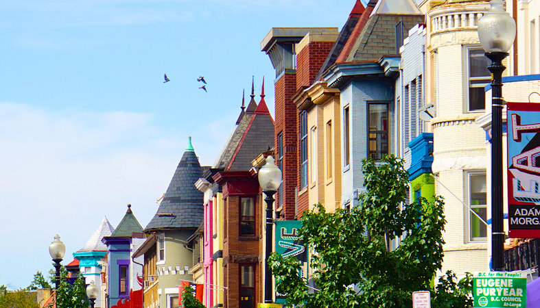 Vitrines coloridas no bairro Adams Morgan