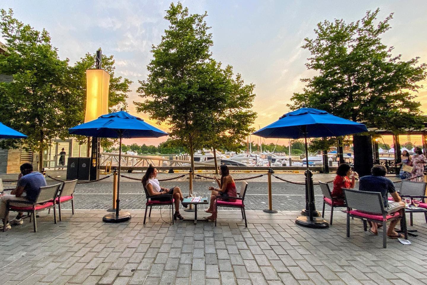 @thewharfdc – Essen auf der Terrasse von The Wharf DC