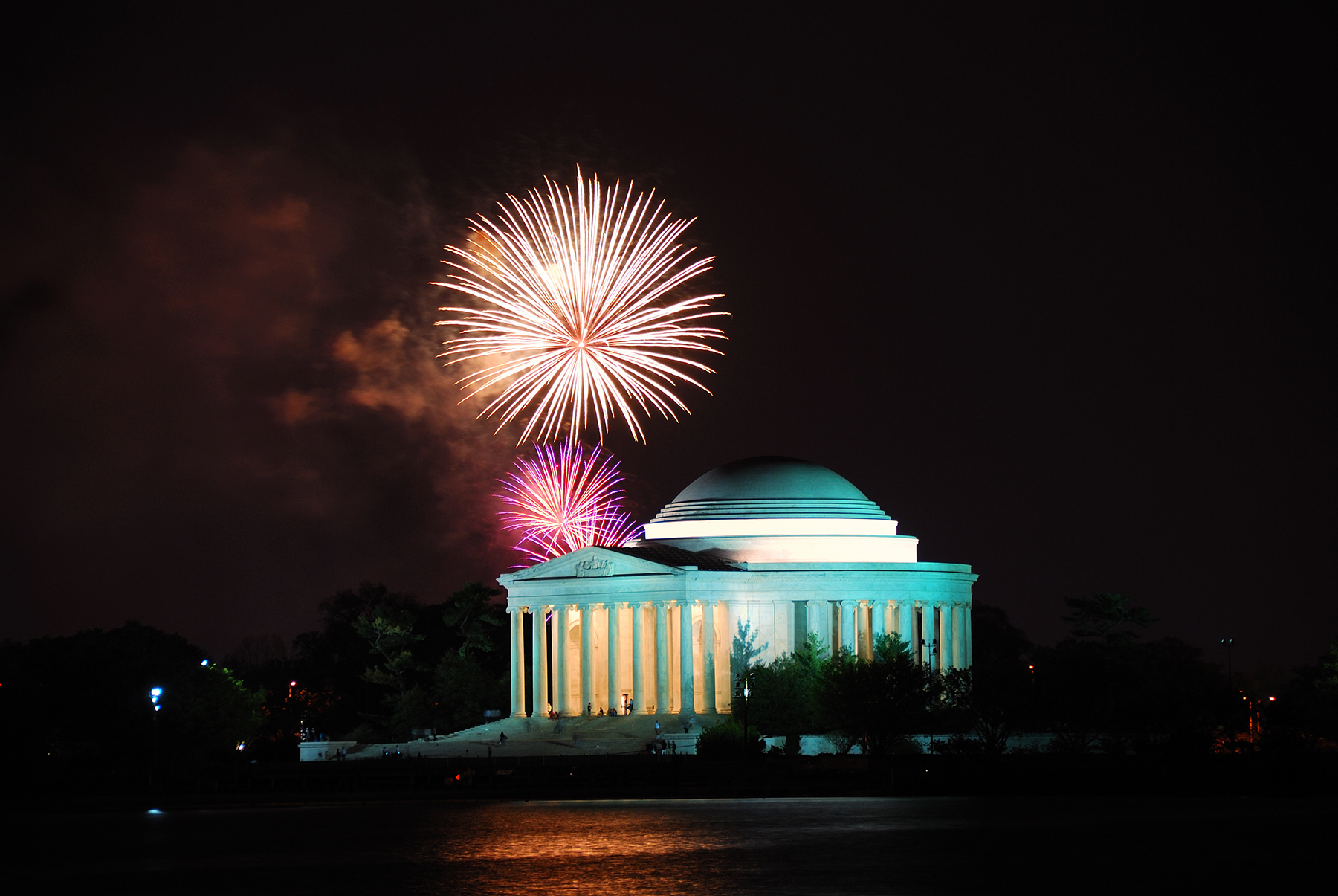 Thomas Jefferson Memorial con fuegos artificiales en el cielo nocturno