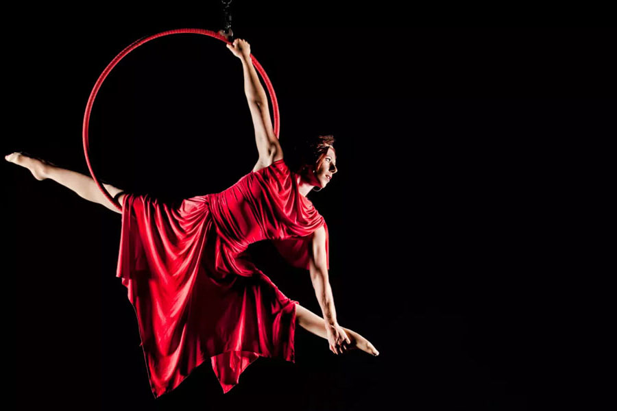 A performer of Cirque de la Symphonie