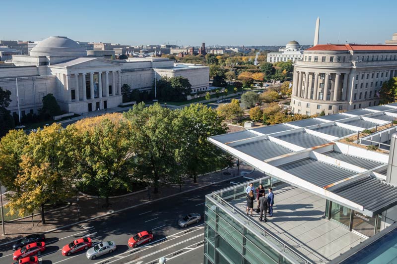 會議在 Newseum 露台上舉行，可俯瞰華盛頓特區的博物館等