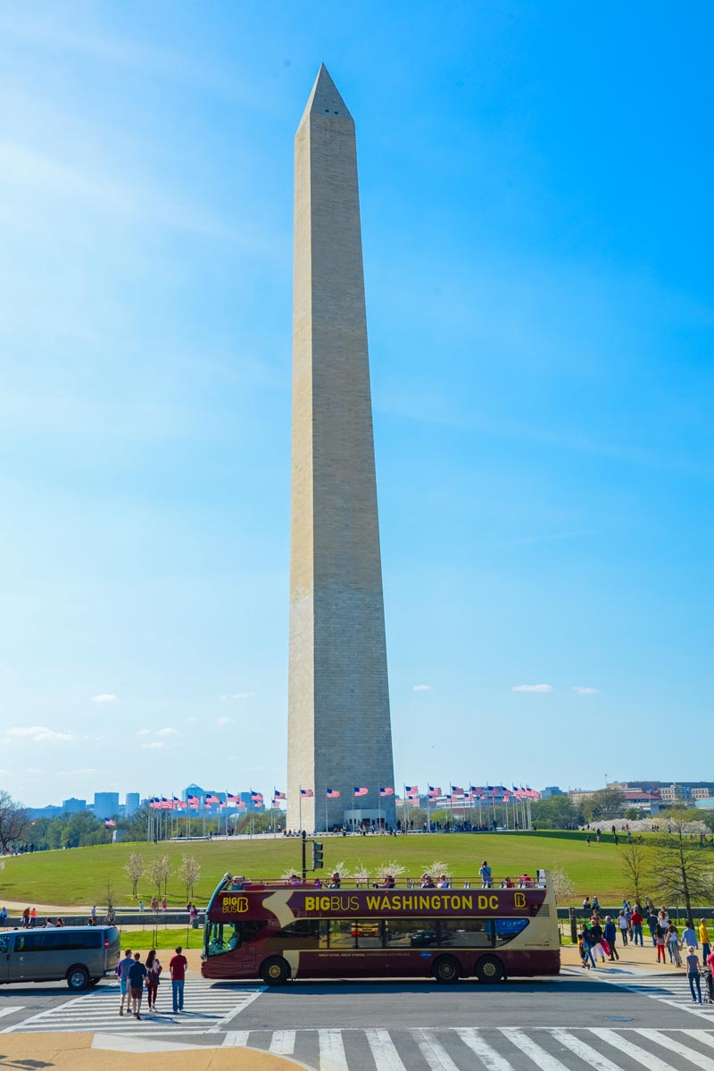 Big Bus in front of the Washington Monument on the National Mall - Family-friendly tours in Washington, DC