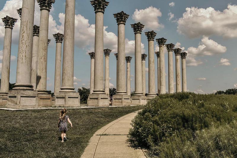 @auroraphoto.co - Child in front of National Capitol Columns at the United States Arboretum - Free outdoor museum in Washington, DC