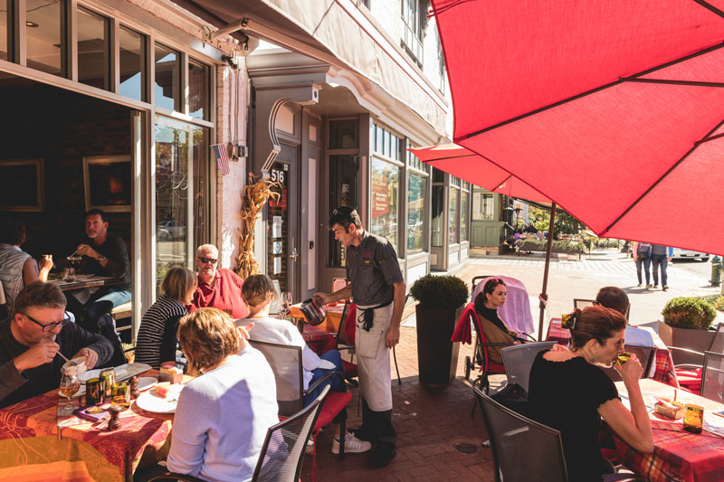 Pátio ao ar livre no Belga Cafe on Barracks Row - Restaurante no Capitol Hill em Washington, DC