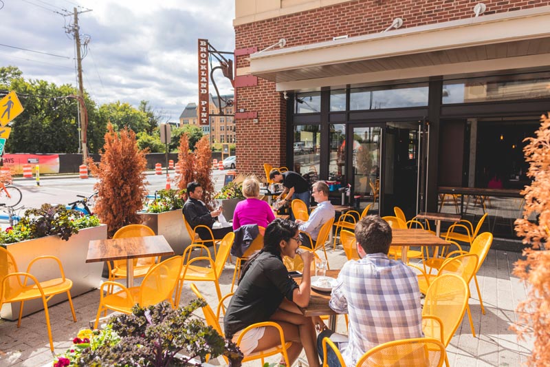 Diners auf der Terrasse im Brookland Pint - Restaurant und Bar in Brookland Washington, DC