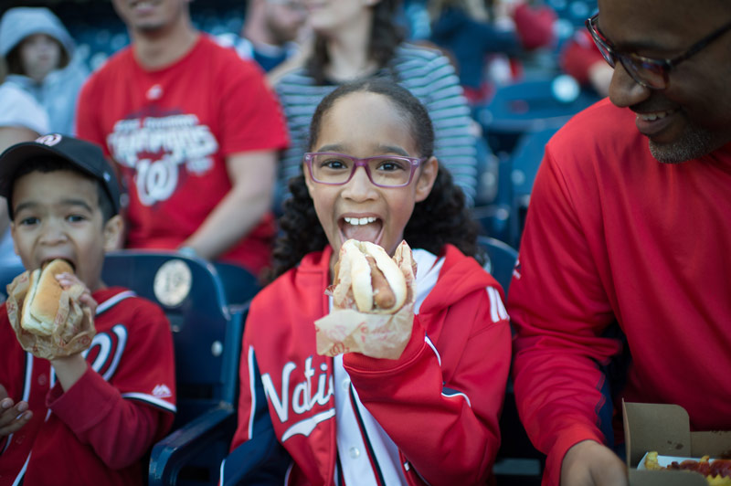 Família comendo no jogo do Washington Nationals - Onde comer e beber no Nationals Park
