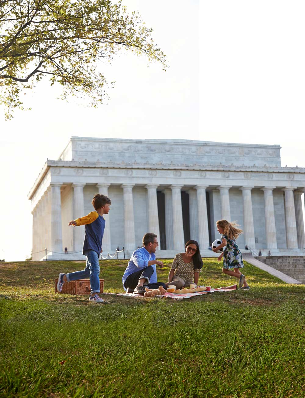 Picnic familiar en el National Mall por Lincoln Memorial