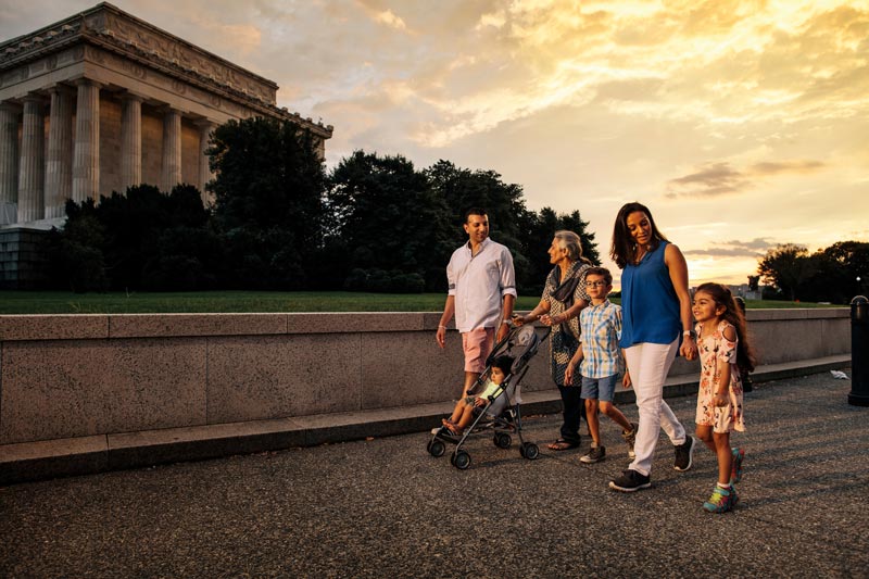 Famiglia che cammina sul National Mall - Come visitare i monumenti e i memoriali a Washington, DC