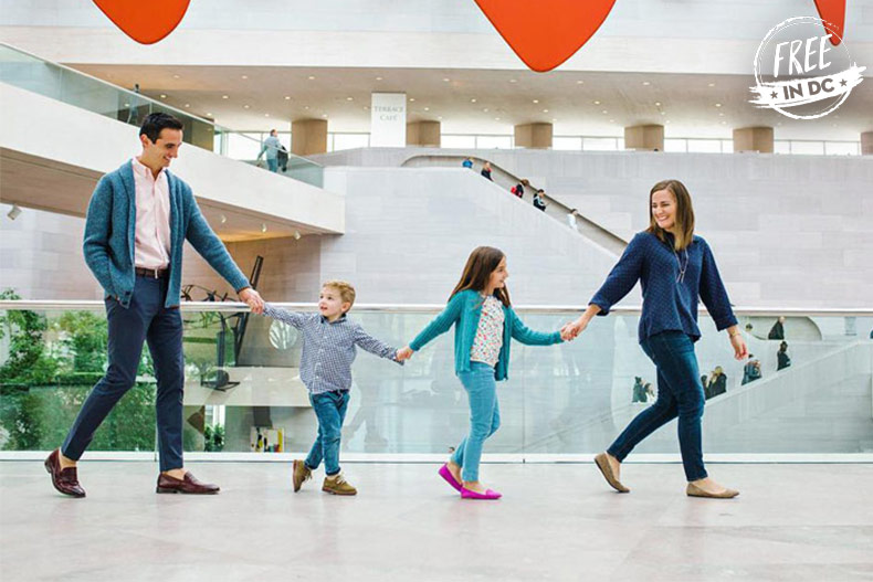 Esperienze museali gratuite a Washington, DC - Famiglia presso la National Gallery of Art East Building sul National Mall