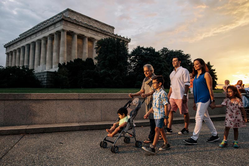 Familie zu Fuß auf der National Mall vor dem Lincoln Memorial an einem Sommerabend in Washington, DC