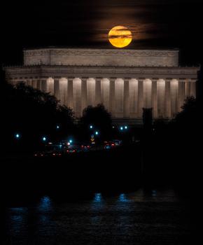 @c_fukuda0001 - Lincoln Memorial with Orange Moon