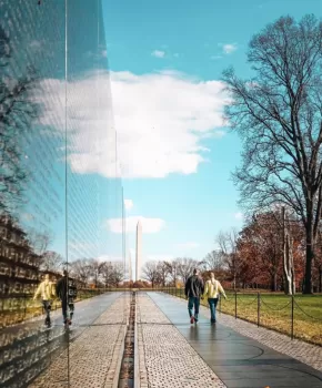 @dccitygirl - Couple walking past the Vietnam Veterans Memorial - Washington, DC