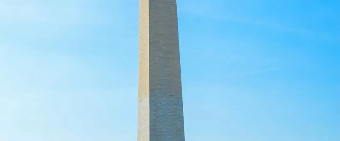 Big Bus in front of the Washington Monument on the National Mall - Family-friendly tours in Washington, DC